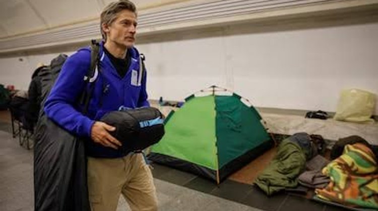 Nikolaj Coster-Waldau se refugia en metro de Kiev
