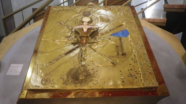 Roban libro de 210 kilos con cubierta de Dalí en museo francés