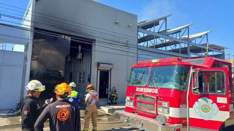 Bomberos controlan incendio en bodega en Monterrey