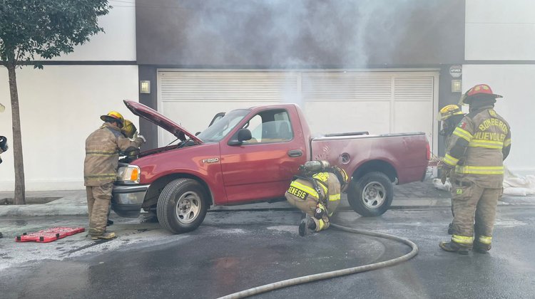 Se incendia camioneta en Privada Roma de Monterrey