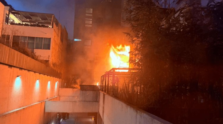 Incendio es sacudido en un edificio de departamentos en la CDMX