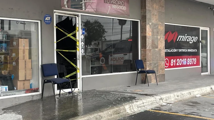 Se incendia local de zapatos en plaza comercial de Guadalupe