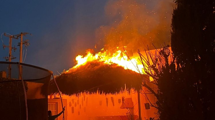 Incendio de palapa en domicilio deja daños materiales
