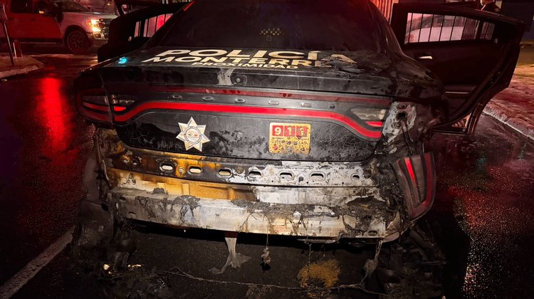 Arde patrulla de Policía de Monterrey en el centro de la ciudad