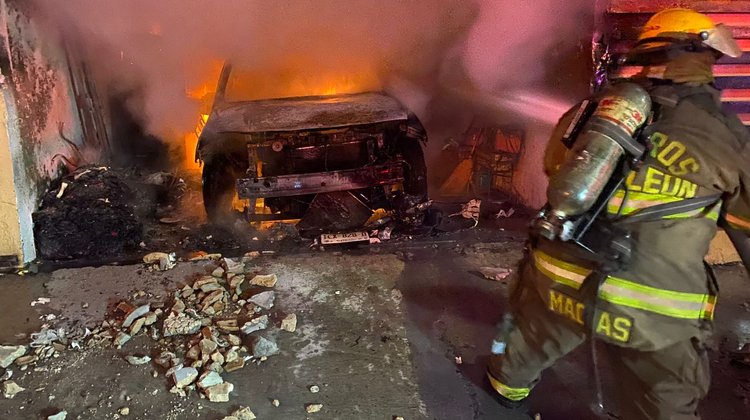 Lanzan pirotecnica y se incendia casa en San Bernabé