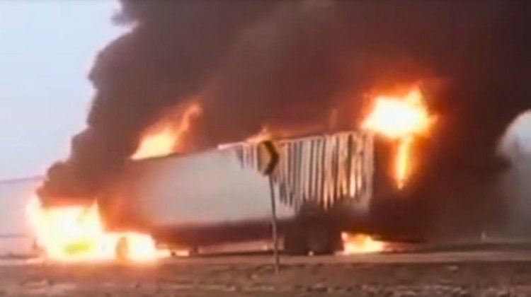Choque e incendio de dos tráileres en carretera a Nuevo Laredo