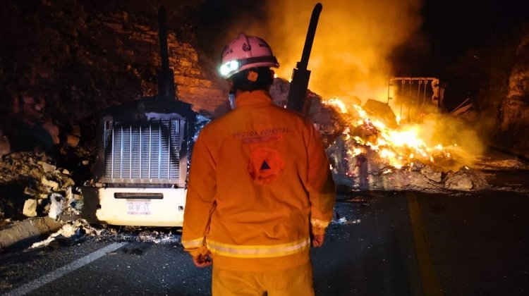Choque provoca incendio en carretera libre Monterrey-Nuevo Laredo