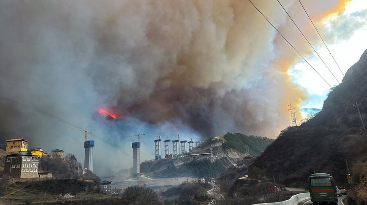 Más de 3,000 evacuados por incendio forestal en China