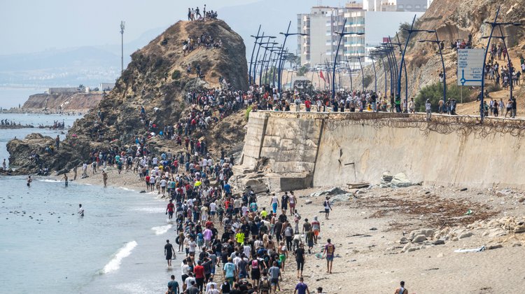 España pide a UE fondos para afrontar crisis migratoria en Ceuta