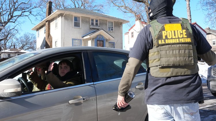 Suspenden a dos agentes de ICE por declaraciones falsas