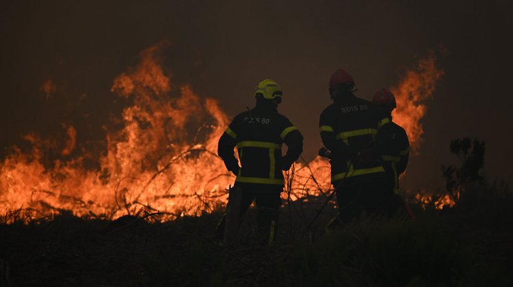 Evacúan a 250 mil por incendios en Francia y España