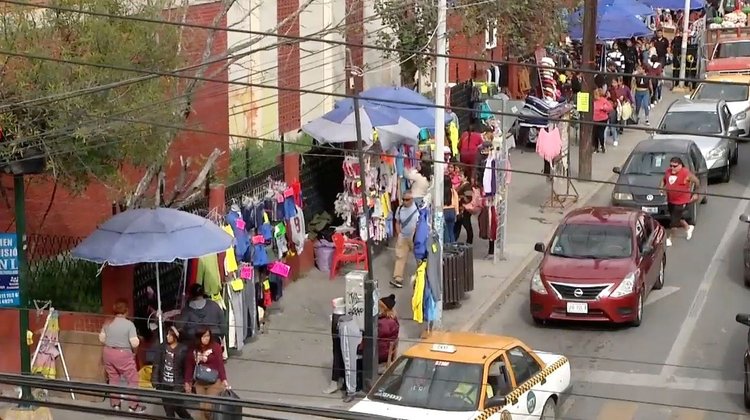 Invaden puesteros banquetas de escuelas en el Centro regio