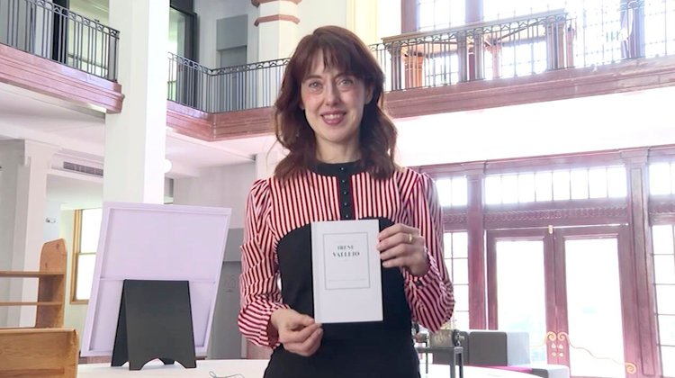 Vincula Irene Vallejo labor del escritor con el vértigo digital