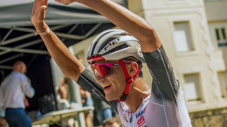 Isaac del Toro se mantiene en el Top 10 de la Itzulia
