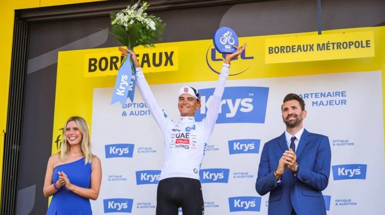 Del Toro firme en podio de la Tour de France con maillot blanco