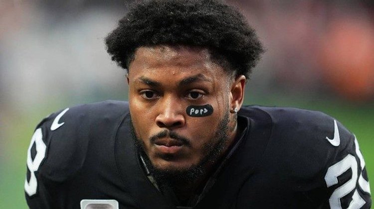 Jacobs gana pulso y extiende contrato con Raiders por un año