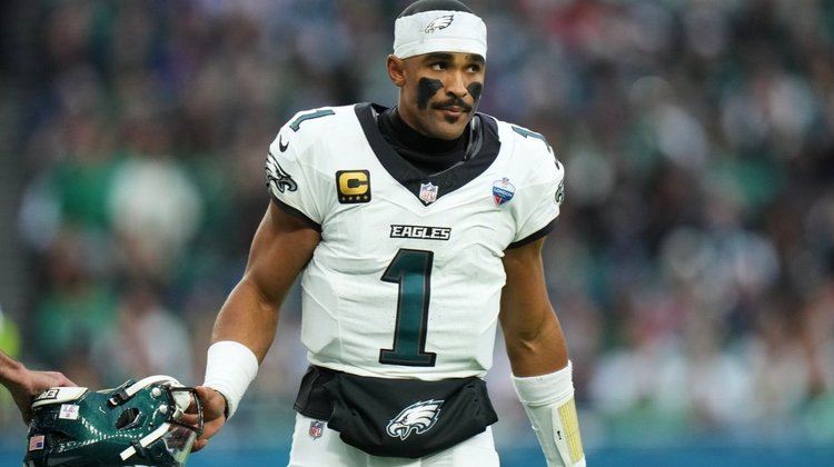 NFL revisa protocolos por coágulos sanguíneos de Jalen Hurts