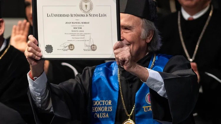 Joan Manuel Serrat recibe distinción por parte de la UANL