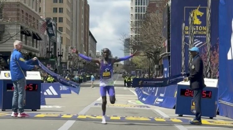 Rompe keniano John Korir récord del Maratón de Boston