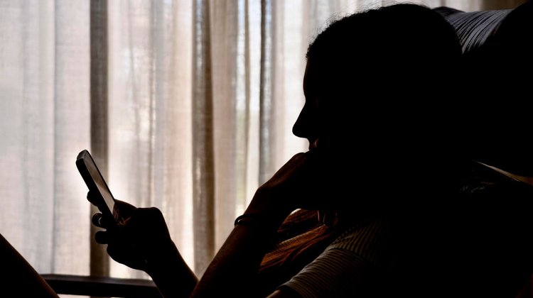 Reino Unido limitará redes sociales a jóvenes por las noches