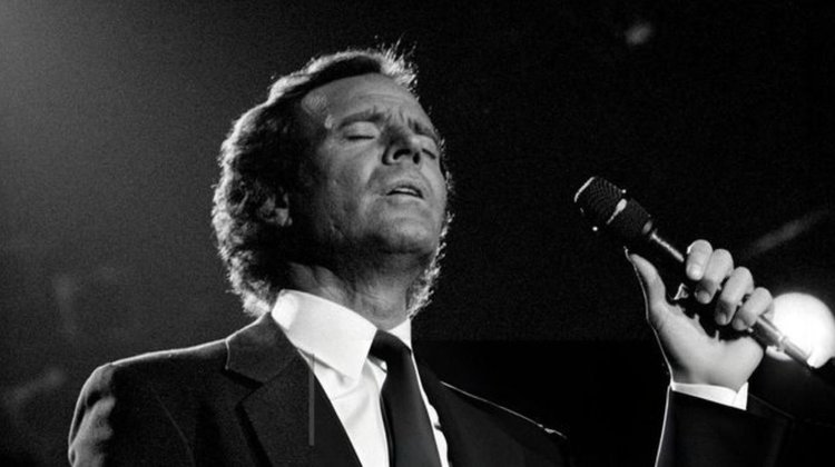 Julio Iglesias solicita archivo de denuncia de sus ex empleadas