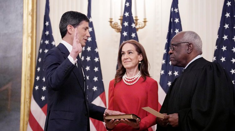 Kevin Warsh toma juramento como presidente de la Reserva Federal