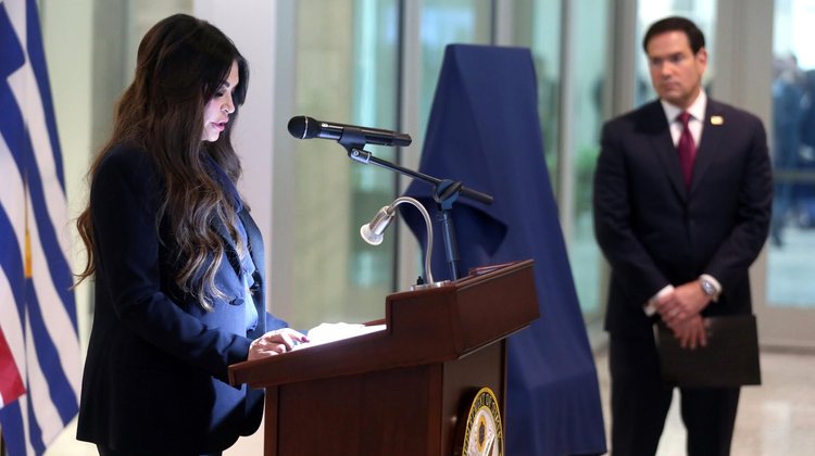 Evalúa Gobierno de Trump destituir a embajadora de EUA en Grecia