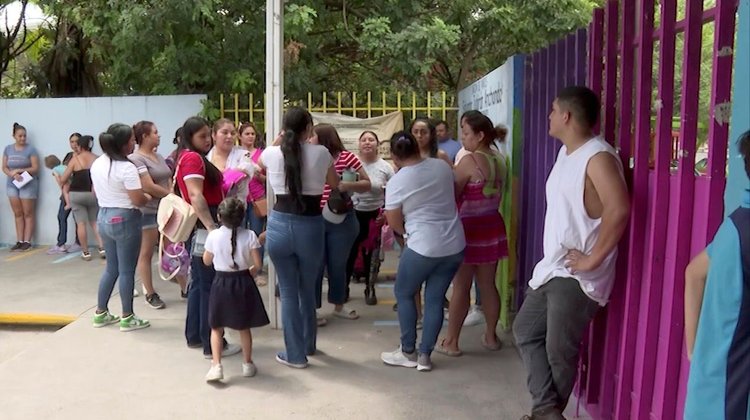 Acusan a directora de encerrar en salón a maestra y alumnos