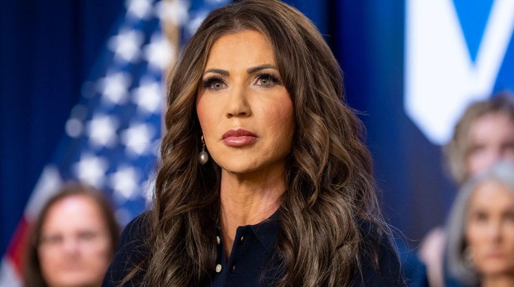 medium_kristi_noem_carteles_74e93adab8