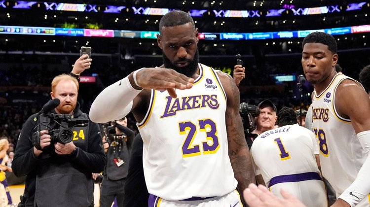 LeBron James sale de los Lakers; irá a la agencia libre