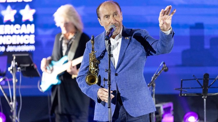 Propone legislador a cantante trumpista para el Super Bowl