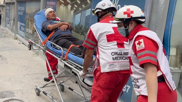 Hombre queda herido al caer y golpearse en banqueta 