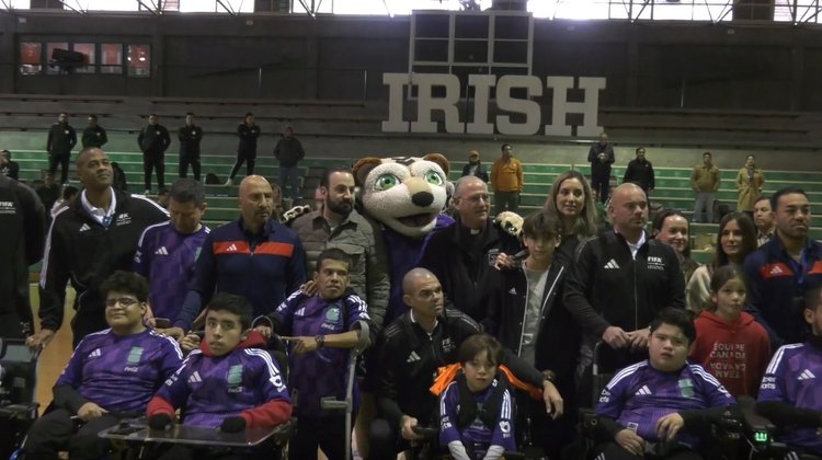 Leyendas del Futbol pasan el tiempo con personas con discapacidad