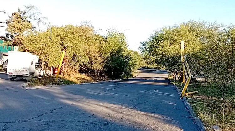 Denuncian riesgo por limitador de altura derribado