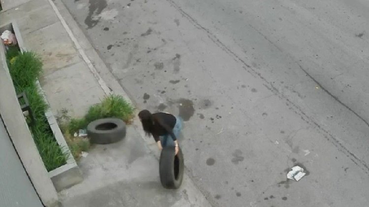 Captan a mujer tirando llantas en vía pública en Monterrey