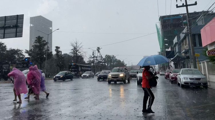 Sorprende lluvia en zona centro y sur de Monterrey