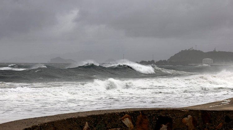 Amenazan tormenta Simón y huracán Isaías con fuertes lluvias