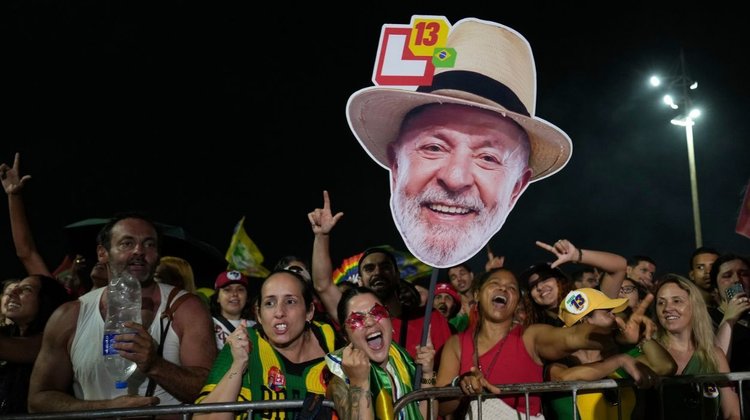 Lula da Silva reduce ventaja de Flávio Bolsonaro en encuestas