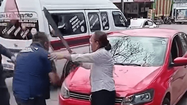 Adulta mayor enfrenta con machete a tránsito en Chiapas