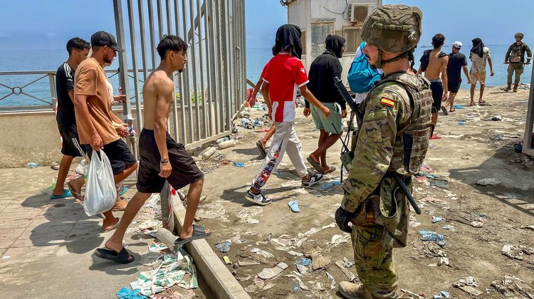 Regresan a Marruecos casi todos los migrantes de Ceuta