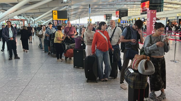 Más de 2,000 vuelos cancelados en Reino Unido por falla técnica