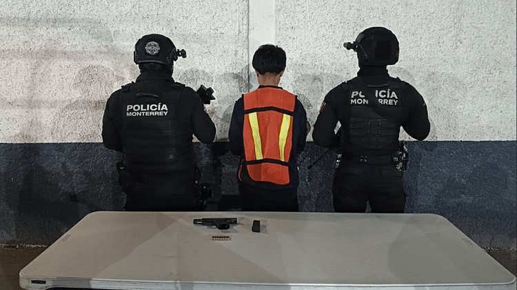 Detienen a menor armado tras persecución por vehículo robado