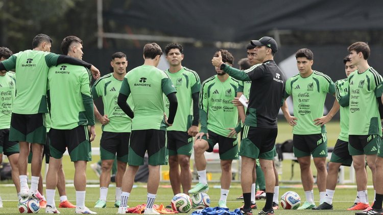 México pone a prueba su renovación frente a Perú
