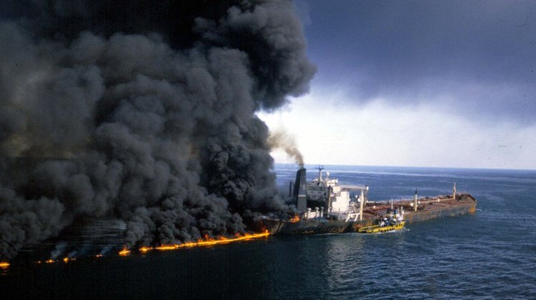 Atacan con misiles a dos petroleros griegos en Ormuz