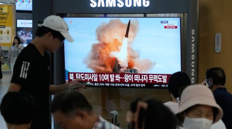 Corea del Norte lanza 10 misiles balísticos hacia mar de Japón