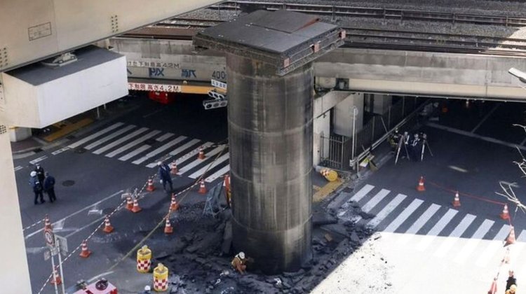 ¡Insólito! Emerge enorme tubo en plena calle de Japón; esto pasó
