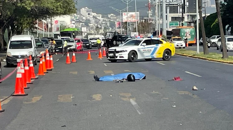 Muere motociclista tras chocar con auto en avenida Madero
