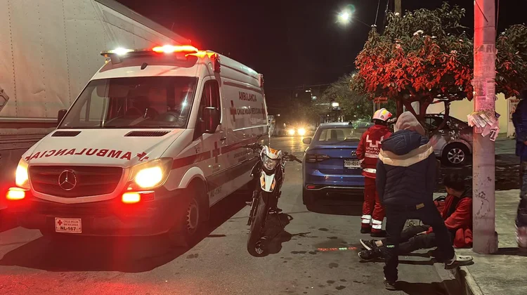 Motociclista se pasa el alto y es atropellado por taxi