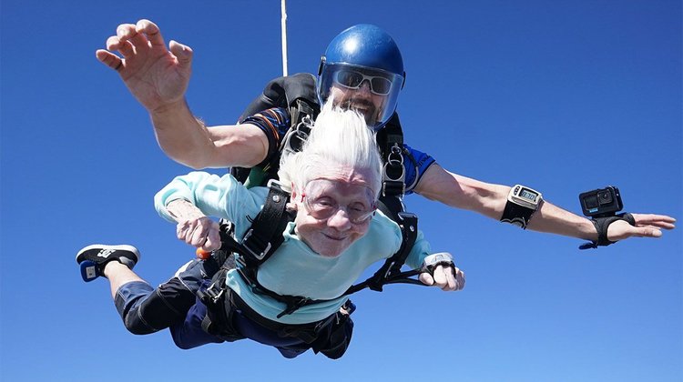 Muere abuelita que se aventó en paracaídas a los 104 años