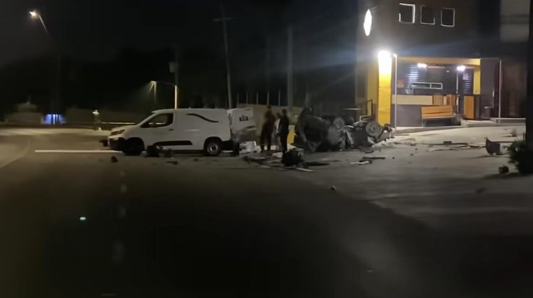 Muere conductora al estrellar su auto contra negocio en Saltillo